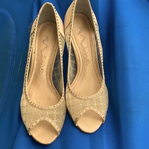 Beautiful exquisite gold evening shoes, perfect for a cocktail party, a wedding.